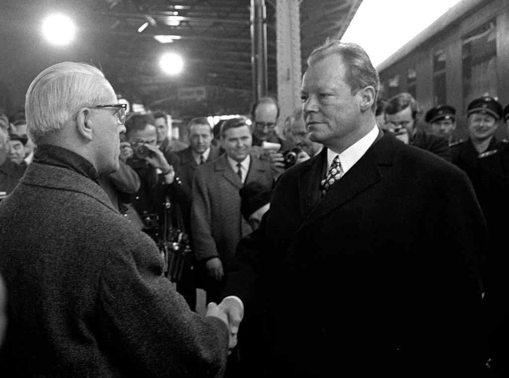 Willi Stoph welcomes Willy Brandt at Erfurt train station (March 1970)