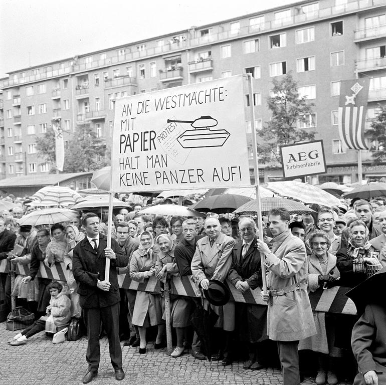 Manifestation contre la construction du mur de Berlin (16 août 1961)