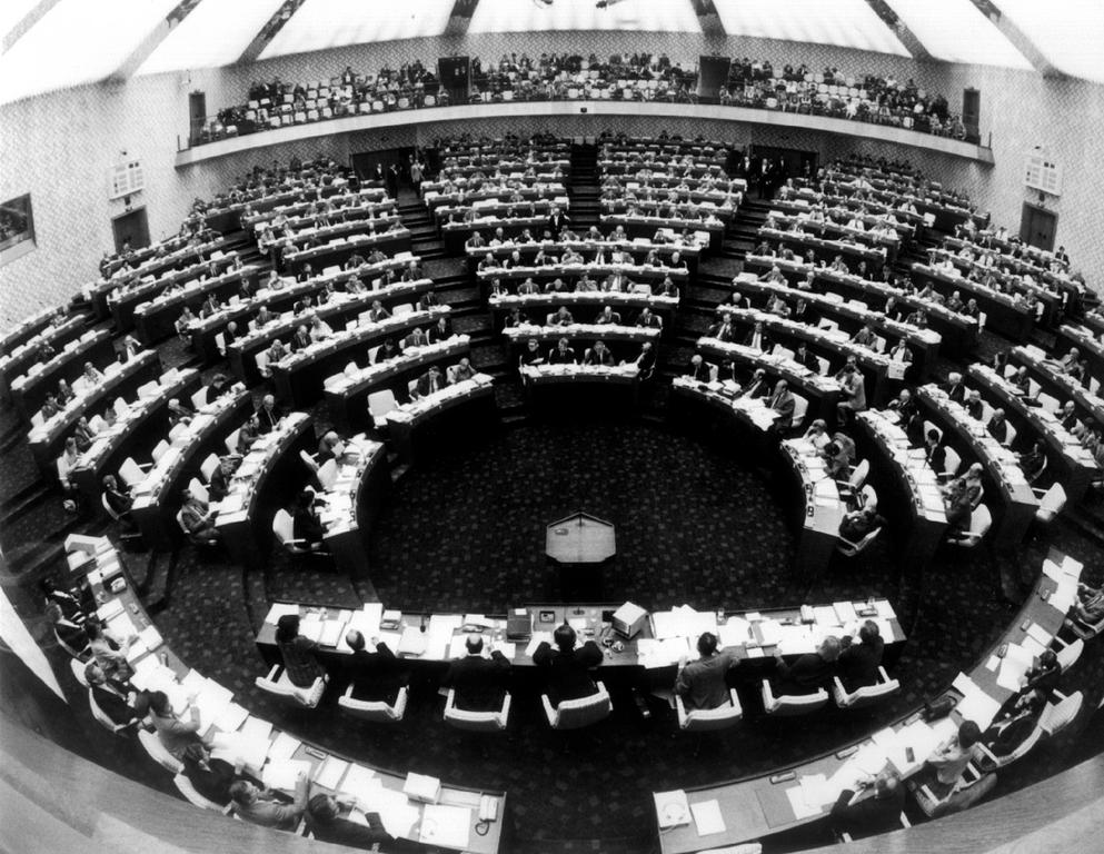 Vue de l'hémicycle à Luxembourg lors d'une session plénière (1980)