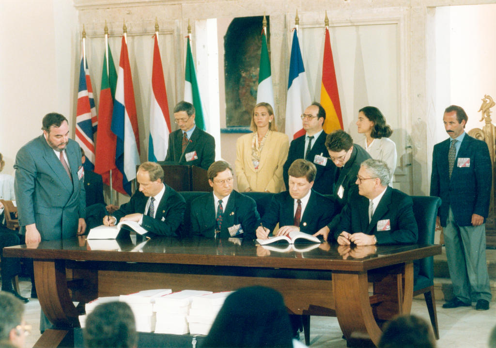 Signature du traité d'adhésion à l'Union européenne par la Finlande (Corfou, 24 juin 1994)