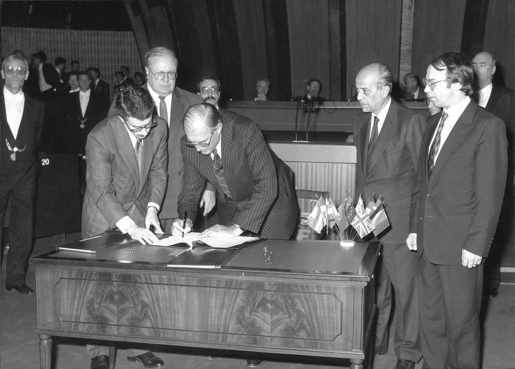 Lord Plumb signant le budget (Strasbourg, avril 1989)