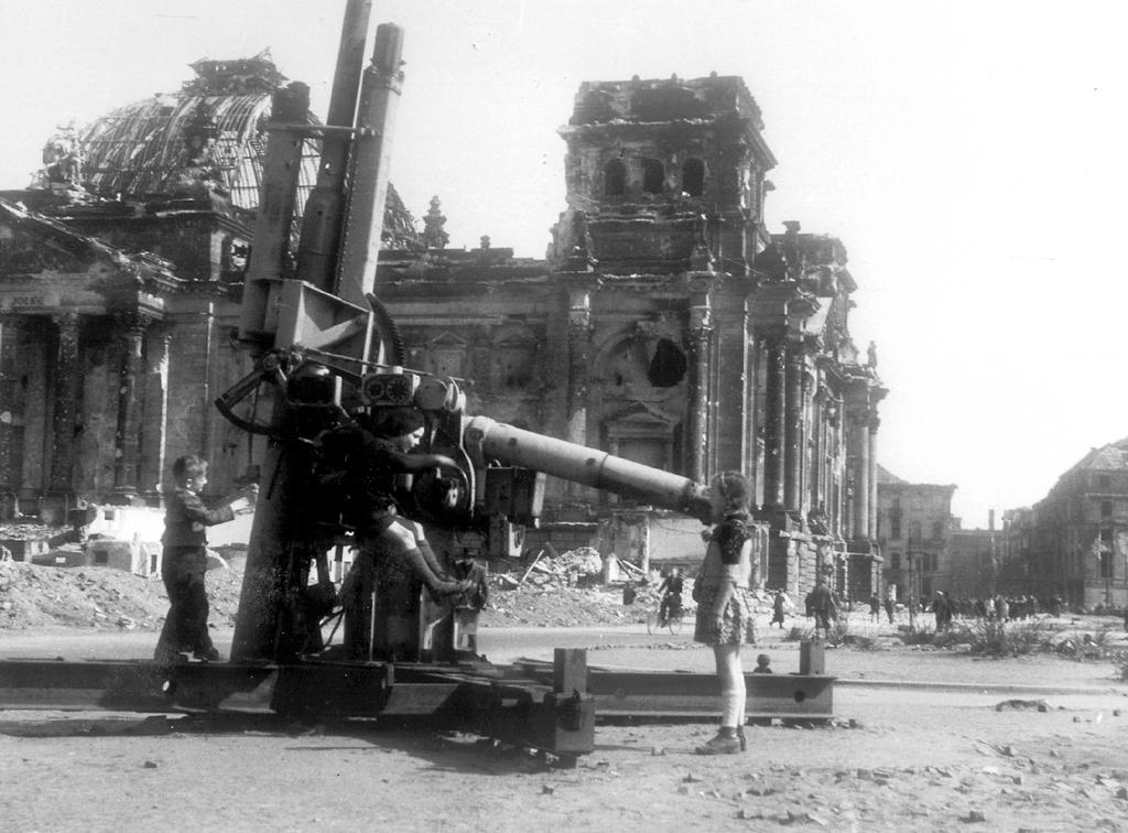 Destructions en Allemagne: le <i>Reichstag</i> en ruines (Berlin, 1945)