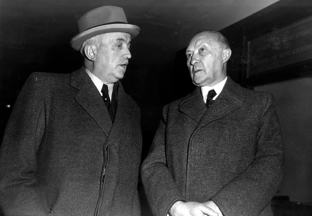 Konrad Adenauer und Hermann Pünder bei der ersten Sitzung der Gemeinsamen Versammlung der EGKS (September 1952)
