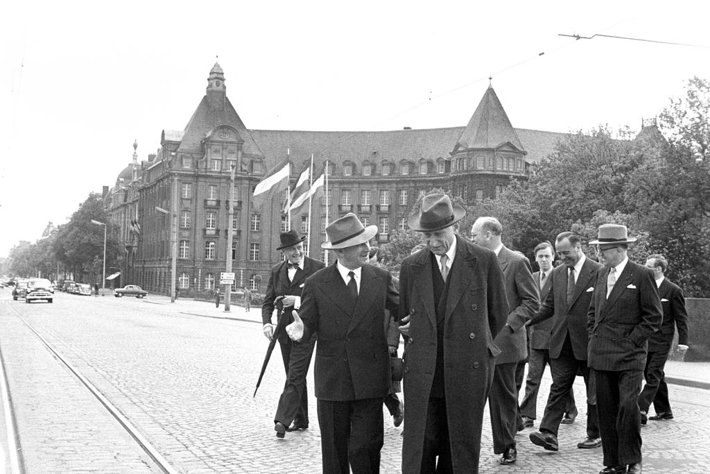Robert Schuman vor dem Sitz der Hohen Behörde (Luxemburg, 9. Mai 1953)