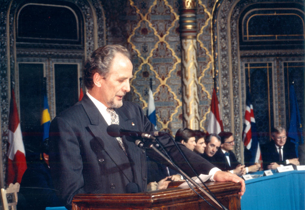 Jón Baldvin Hannibalsson lors de la signature de l'Accord EEE (Porto, 2 mai 1992)