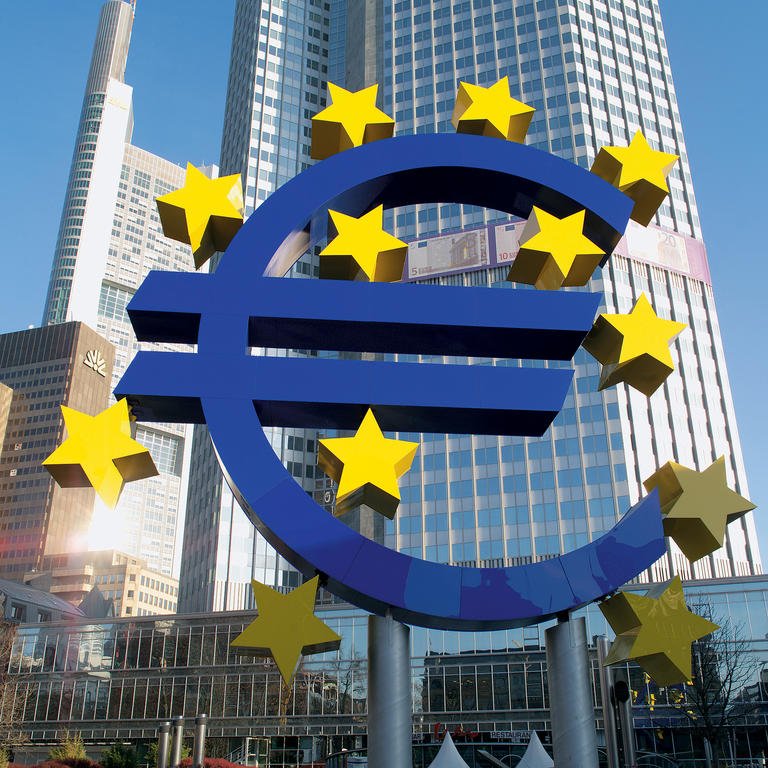 Euro-Symbol am Fuße des Sitzes der Europäischen Zentralbank