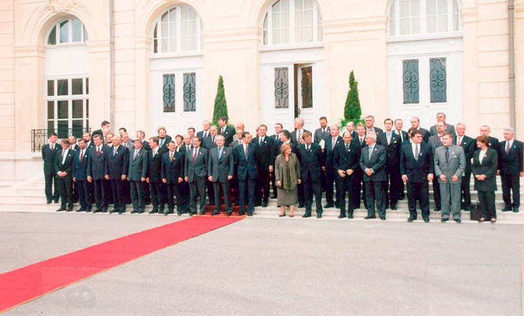 Photo de famille du Conseil des ministres de l'UEO à Marseille (13 novembre 2000)