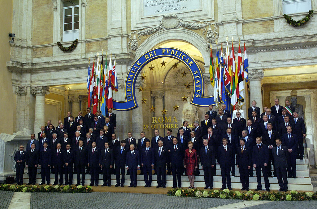 Photo de famille prise à l'occasion de la signature du traité constitutionnel (Rome, 29 octobre 2004)