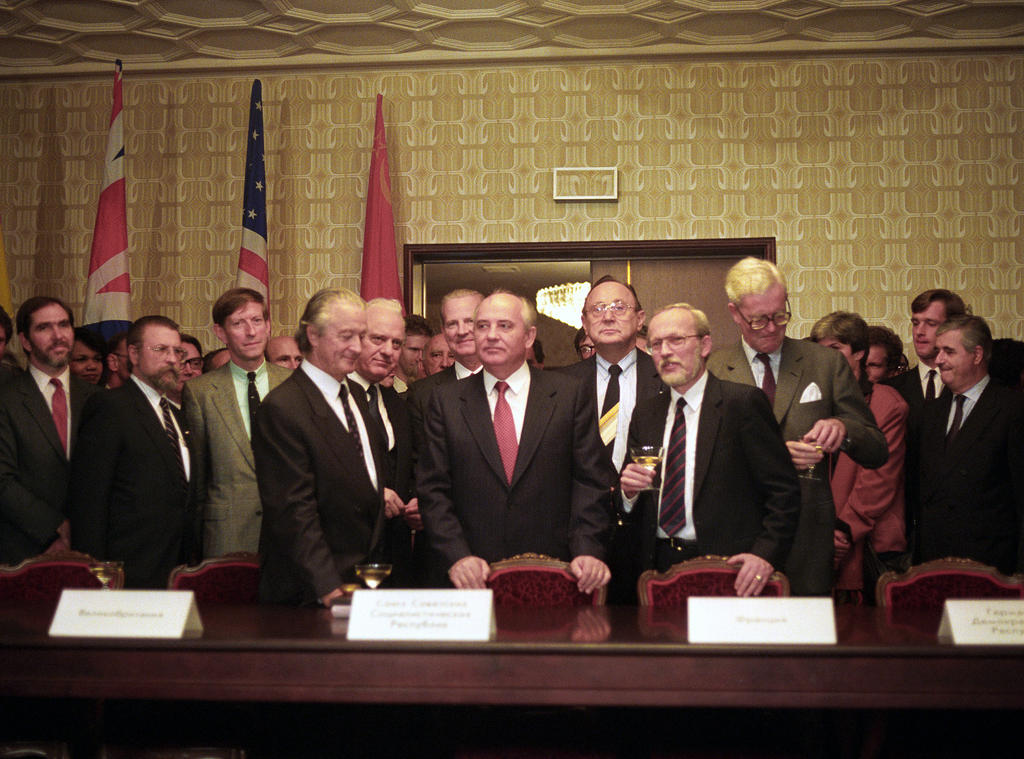 Signature du traité portant règlement définitif concernant l'Allemagne (Moscou, 12 septembre 1990)