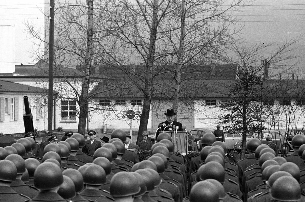 Konrad Adenauer lors de son discours aux premiers volontaires de l'armée de la RFA (Andernach, 20 janvier 1956)