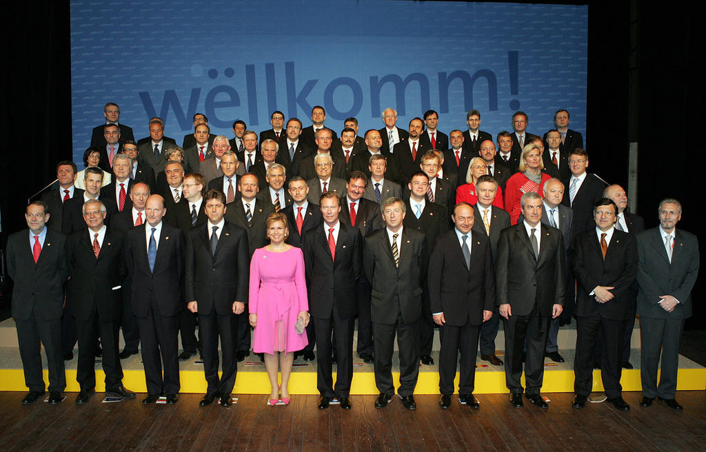 Group photo taken at the signing of the Treaty of Accession of Bulgaria and Romania (Luxembourg, 25 April 2005)