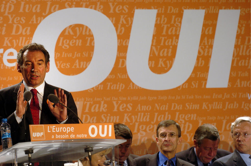 François Bayrou announcing his support for the ‘Yes' vote during a campaign rally (Lyons, 14 April 2005)