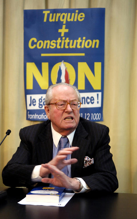 Jean-Marie Le Pen announcing his support for the ‘No’ vote (Saint-Cloud, 7 April 2005)