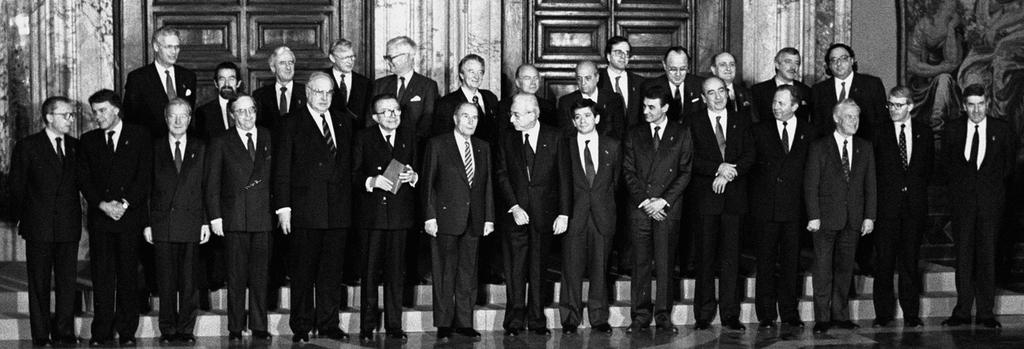 Photo de famille lors de la Conférence intergouvernementale (Rome, 14 et 15 décembre 1990)