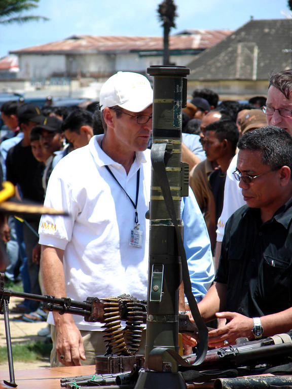 Premier désarmement dans le cadre de la mission de surveillance de l'UE à Aceh (15 septembre 2005)