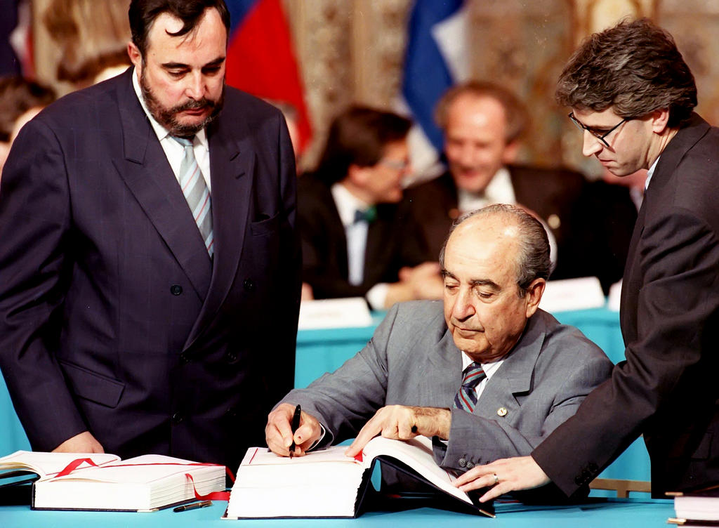 Konstantínos Mitsotákis signe l'Accord sur l'Espace économique européen (Porto, 2 mai 1992)