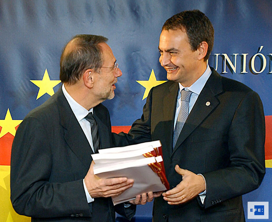 José Luis R. Zapatero remet à Javier Solana les traductions du traité constitutionnel vers le basque, le catalan et le galicien (Bruxelles, 4 novembre 2004)