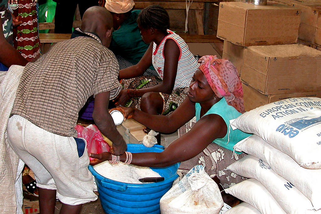 Distribution de nourriture dans le cadre de l'aide alimentaire dispensée par ECHO (Guinée)