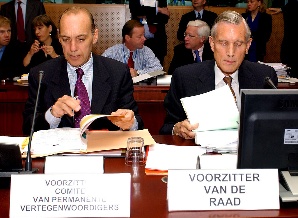 Sièges de la présidence du Conseil à la table de réunion (Bruxelles, 12 juillet 2004)