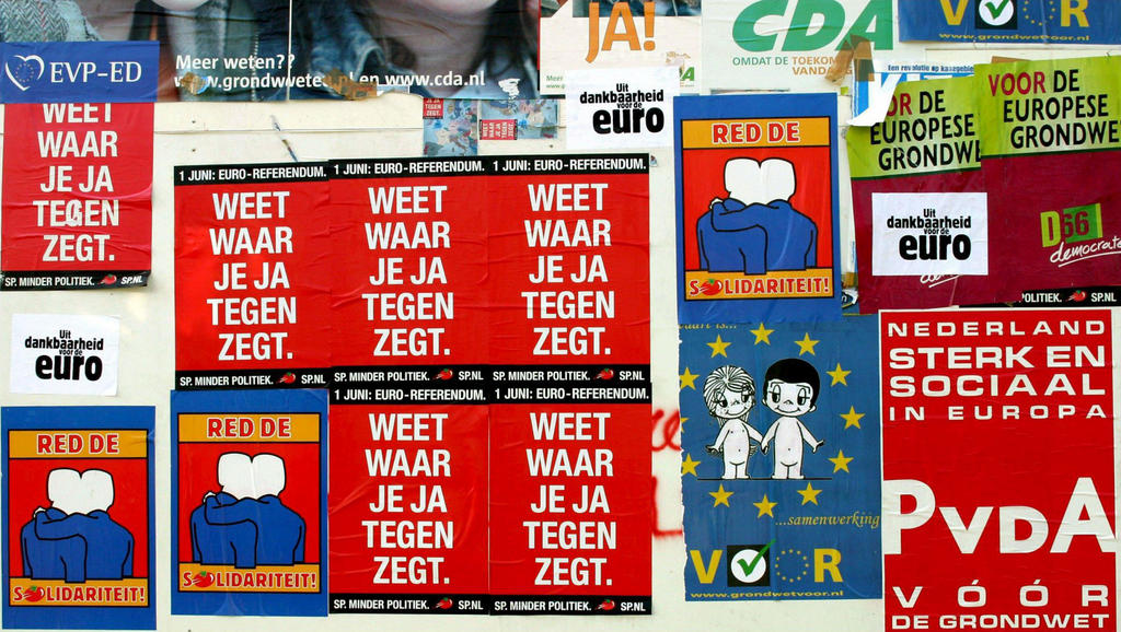 Posters during the Dutch referendum on the Treaty establishing a Constitution for Europe (The Hague, 31 May 2005)