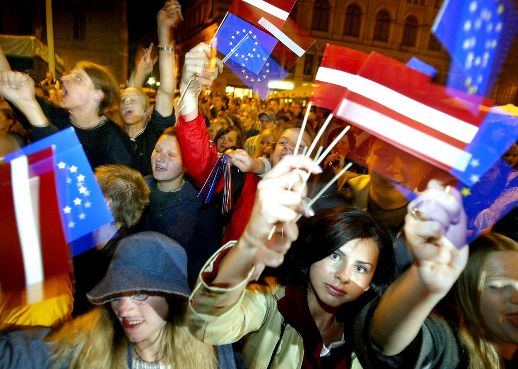 Célébrations suite aux résultats du référendum sur l'adhésion de la Lettonie à l'Union européenne (Riga, 21 septembre 2003)