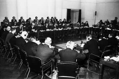 Conférence de presse de Dino Del Bo sur les recommandations adoptées par la Haute Autorité de la CECA pour protéger le marché sidérurgique communautaire (Luxembourg, 16 janvier 1964)
