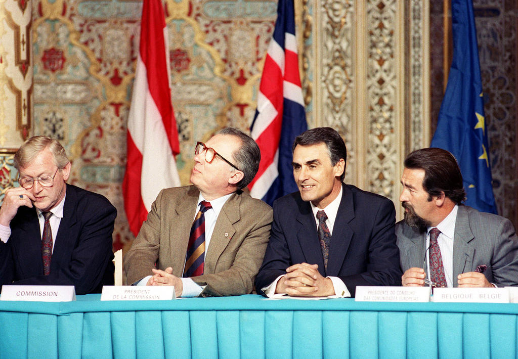 Jacques Delors et Aníbal Cavaco Silva lors de la cérémonie de signature de l'Accord EEE (Porto, 2 mai 1992)