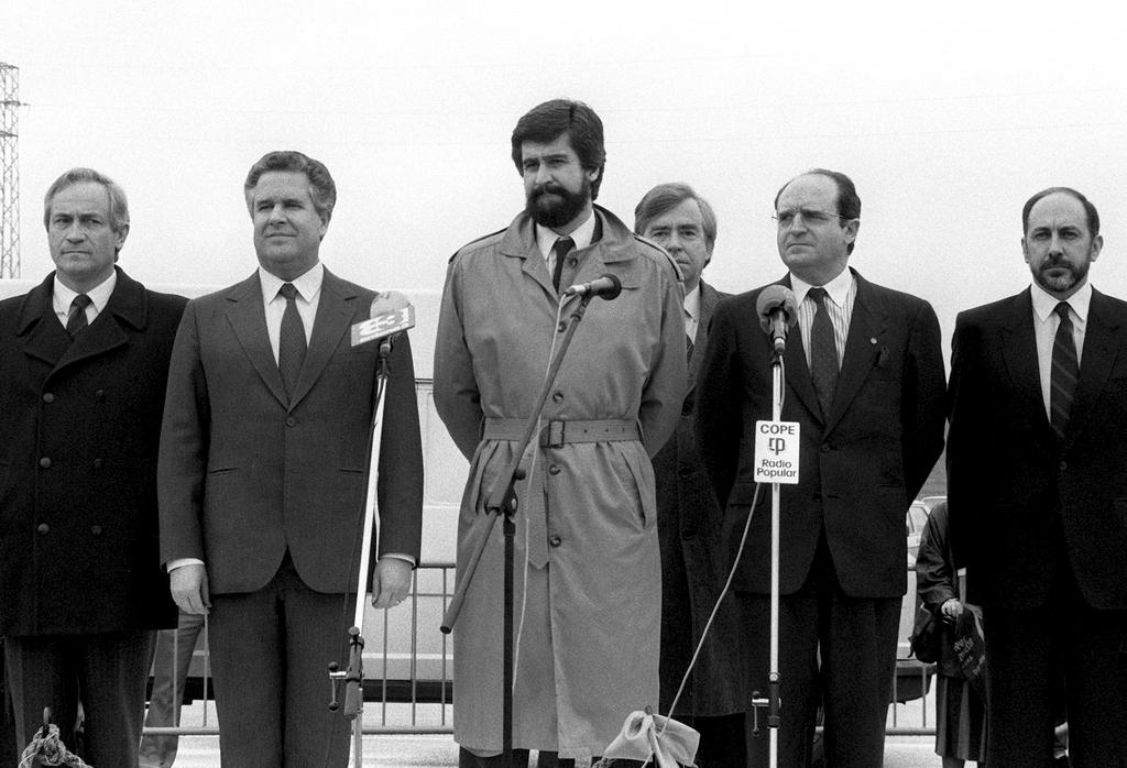 Les commissaires européens António Cardoso e Cunha et Manuel Marín lors de l'harmonisation des régimes douaniers de l'Espagne et du Portugal avec la CEE (3 janvier 1986)