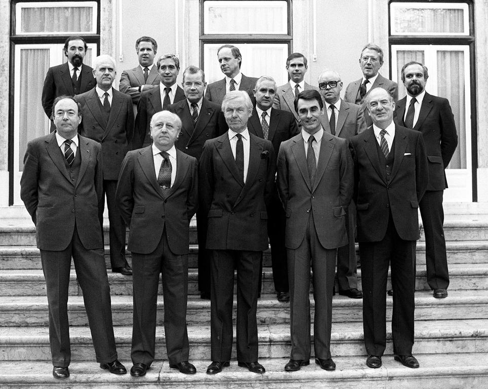 Aníbal Cavaco Silva avec les ambassadeurs des pays membres de la CEE (Lisbonne, 2 janvier 1986)