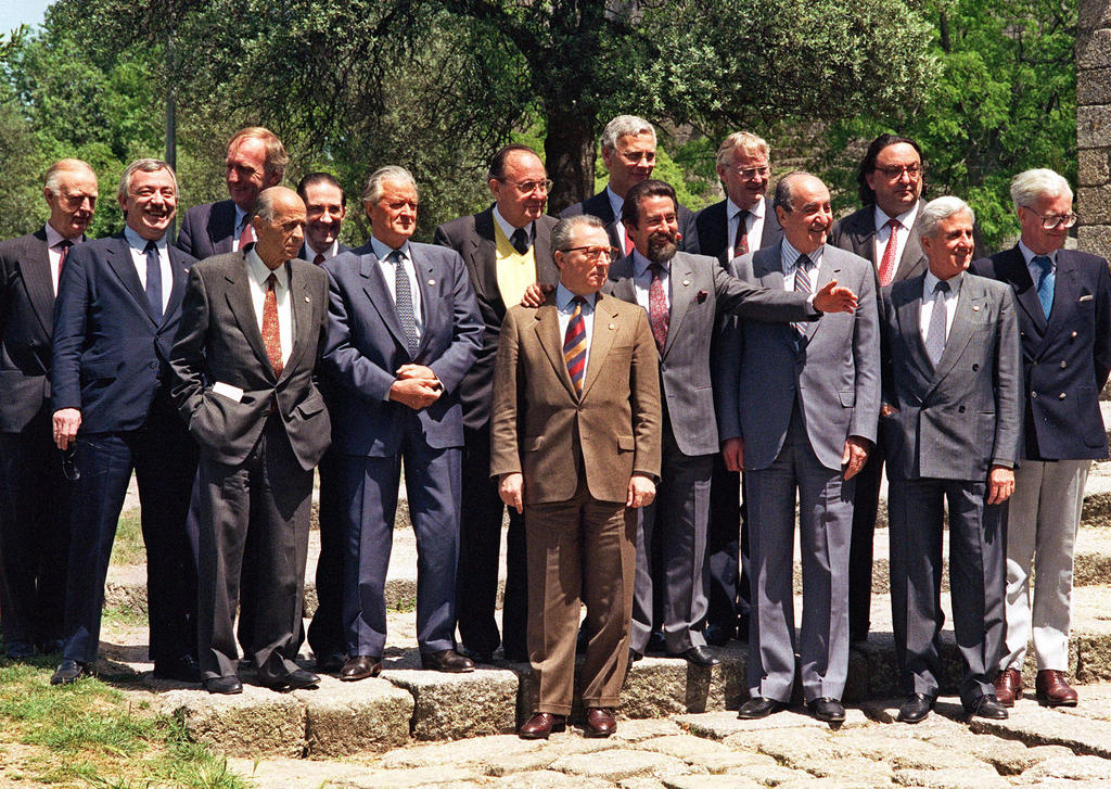 Photo de famille du Conseil informel des ministres des Affaires étrangères (Guimarães, 2 mai 1992)