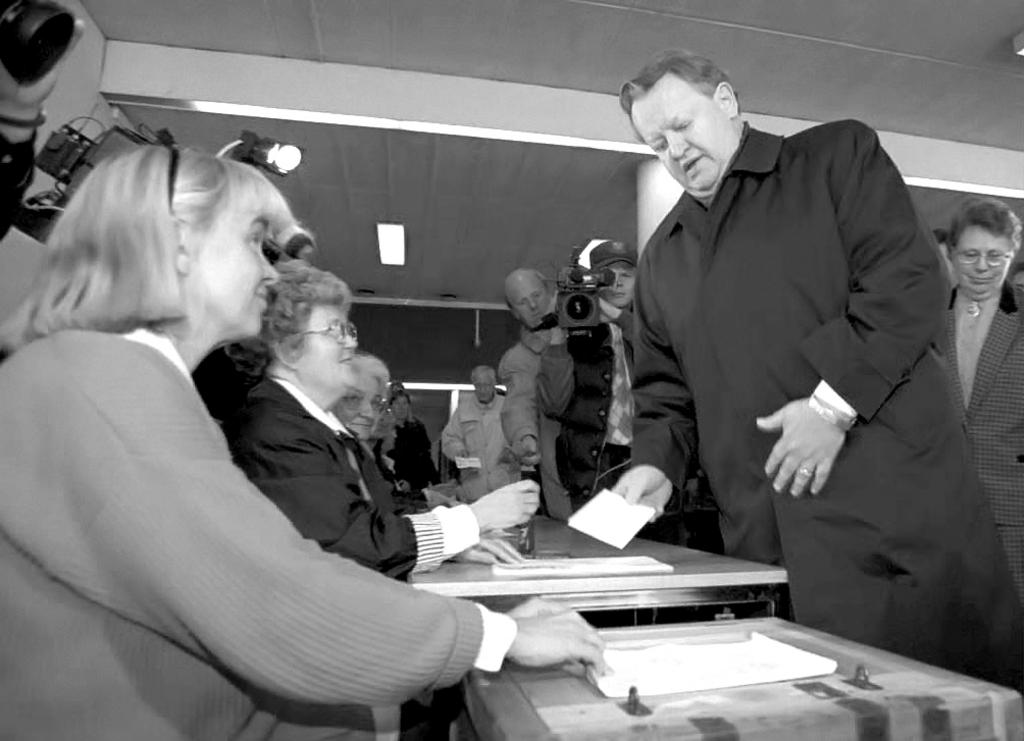 Vote de Martti Ahtisaari lors du référendum sur l'adhésion de la Finlande à l'Union européenne (Helsinki, 16 octobre 1994)