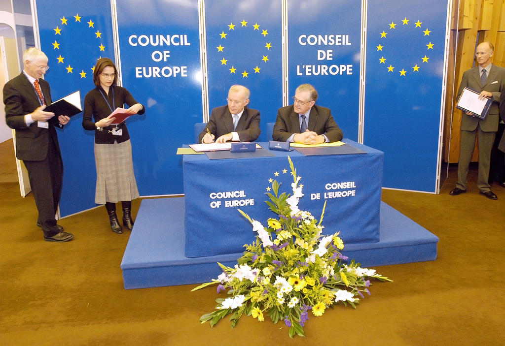 Cérémonie de signature et de ratification du protocole n° 14 à la Convention européenne des droits de l'homme (Strasbourg, 10 novembre 2004)