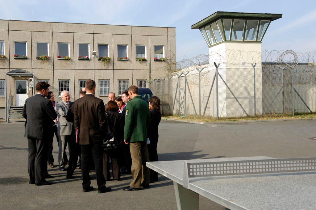 Thomas Hammarberg visitant le centre de rétention de Köpenick (Berlin, 11 octobre 2006)