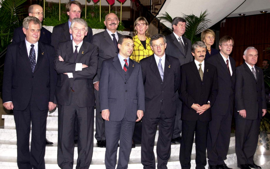 Photo de famille lors de la réunion au sommet entre le Benelux et le groupe de Visegrád (Luxembourg, 5 décembre 2001)