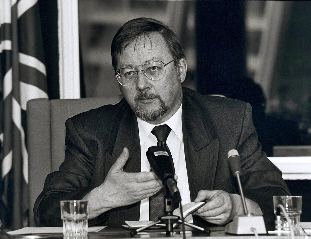 Vytautas Landsbergis (Strasbourg, 9 July 1990)
