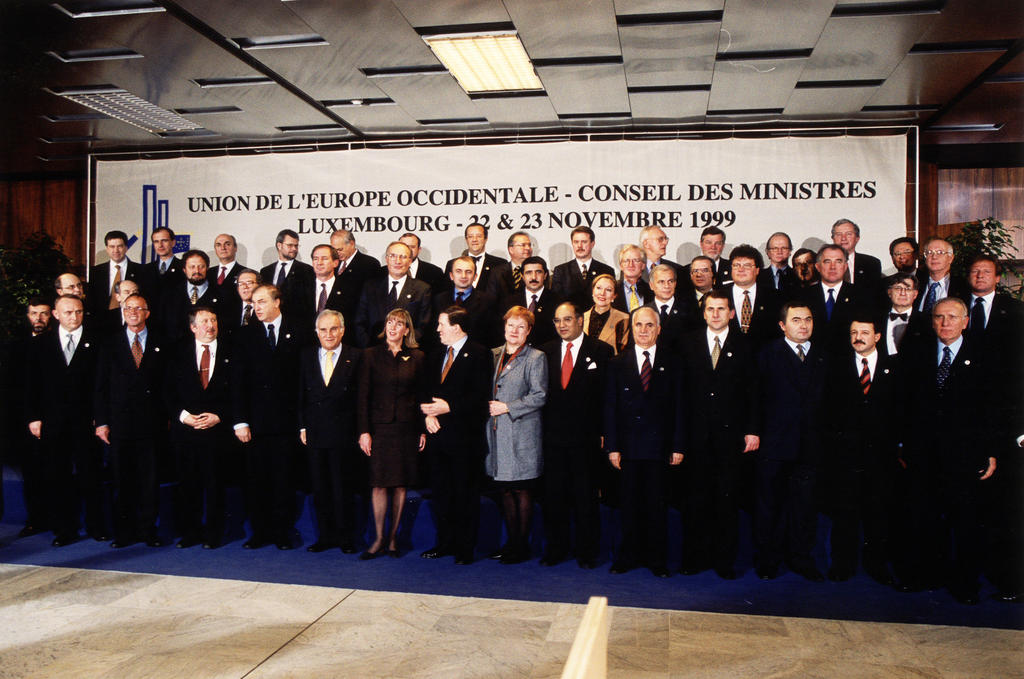 Photo de famille du Conseil des ministres de l'UEO à Luxembourg (22 et 23 novembre 1999)