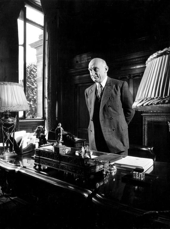 Robert Schuman in seinem Büro am Quai d’Orsay in Paris