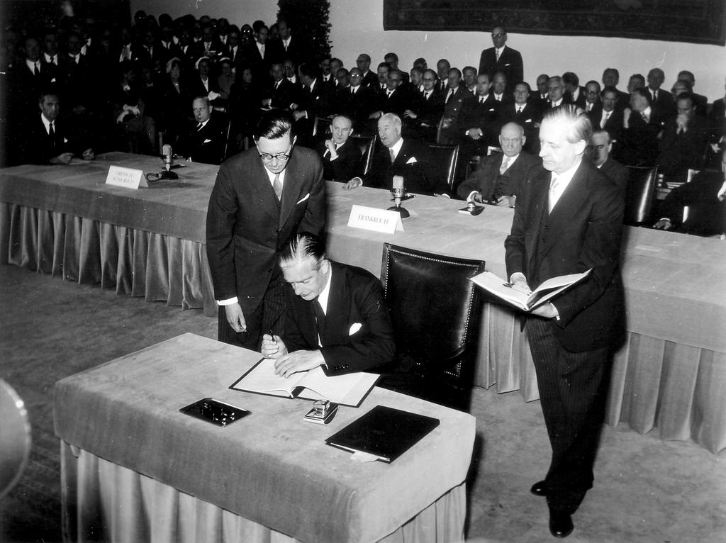 Signature par Anthony Eden des Accords de Bonn (26 mai 1952)
