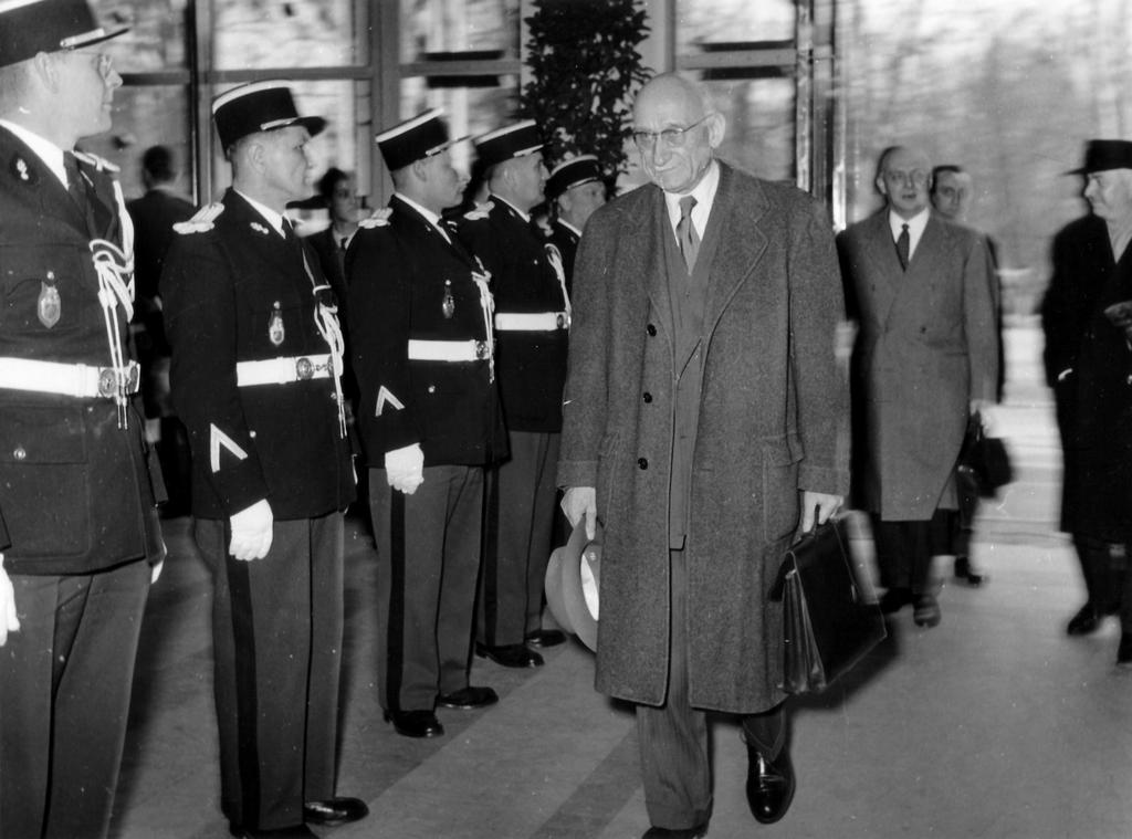 Arrivée de Robert Schuman à la première réunion de l'Assemblée parlementaire européenne (19 mars 1958)