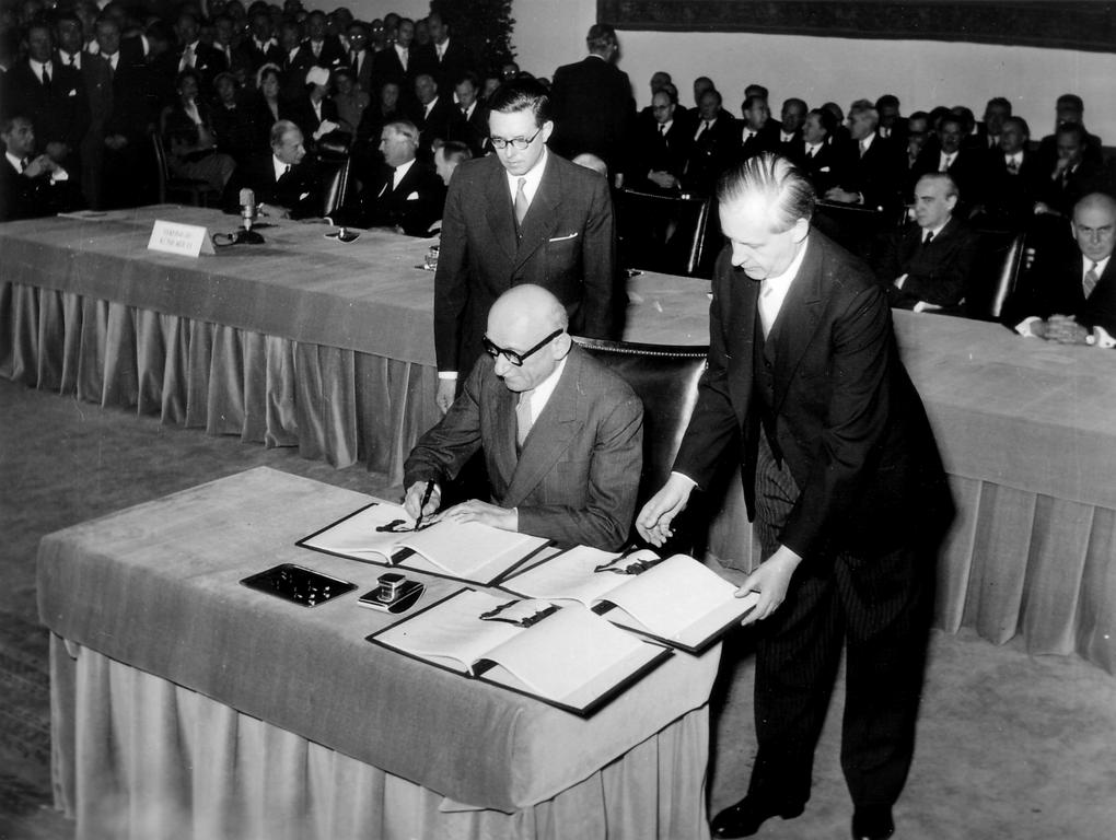 Signature par Robert Schuman des Accords de Bonn (26 mai 1952)