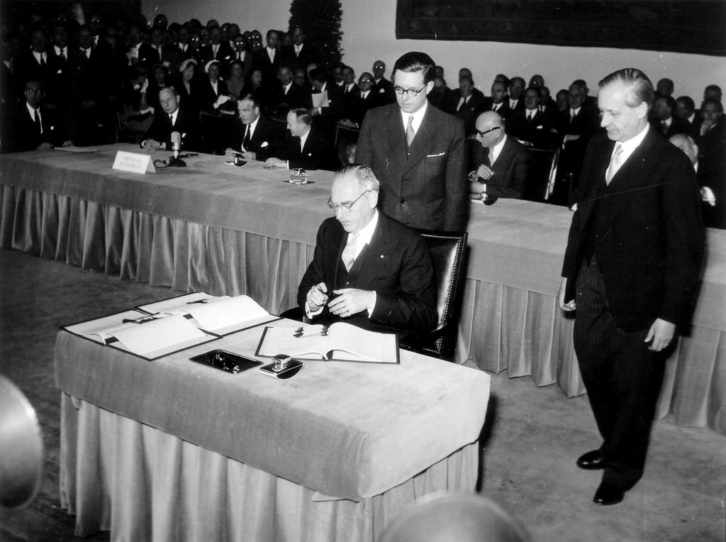 Signature par Dean Acheson des Accords de Bonn (26 mai 1952)