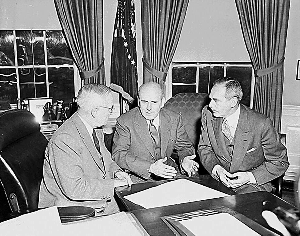 Harry S. Truman avec John J. McCloy et Dean Acheson (Washington, 23 janvier 1950)