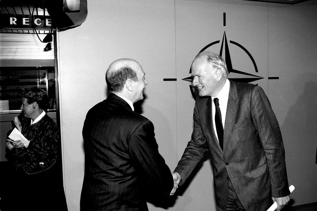 Visite de Willem van Eekelen au siège de l'OTAN (Bruxelles, 18 février 1991)