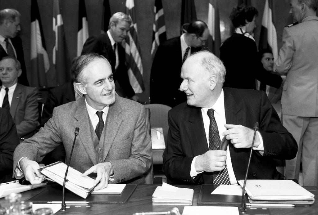 Réunion conjointe du Conseil de l'Atlantique Nord et du Conseil de l'UEO (Bruxelles, 14 décembre 1993)