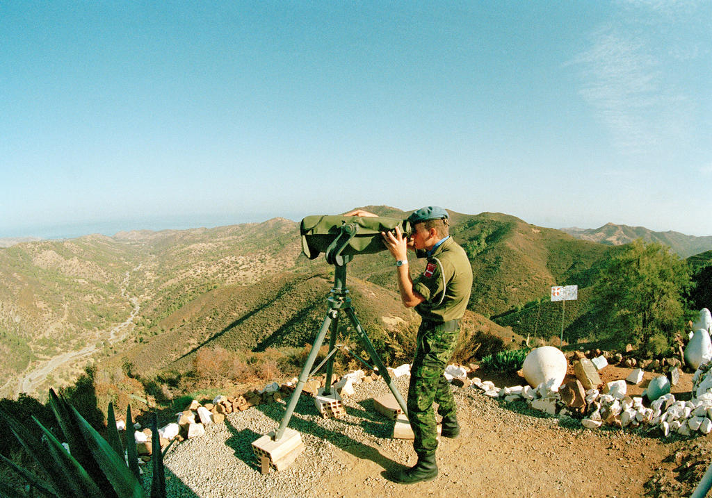 Soldat de l'UNFICYP surveillant la ligne de démarcation (Chypre, 17 novembre 1990)