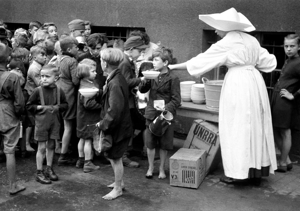 Distribution de nourriture dans le cadre du programme d'aide de l'UNRRA (Belgique, 1er janvier 1946)