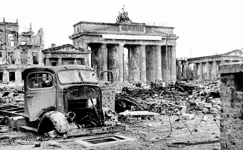 Destructions à Berlin: porte de Brandebourg (1945)