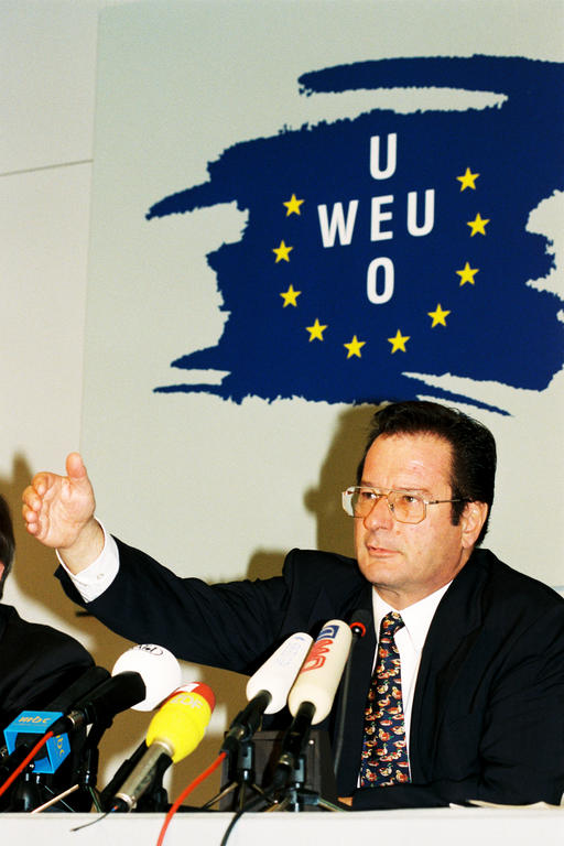 Conférence de presse de Klaus Kinkel lors du Conseil des ministres de l'UEO (Erfurt, 18 novembre 1997)