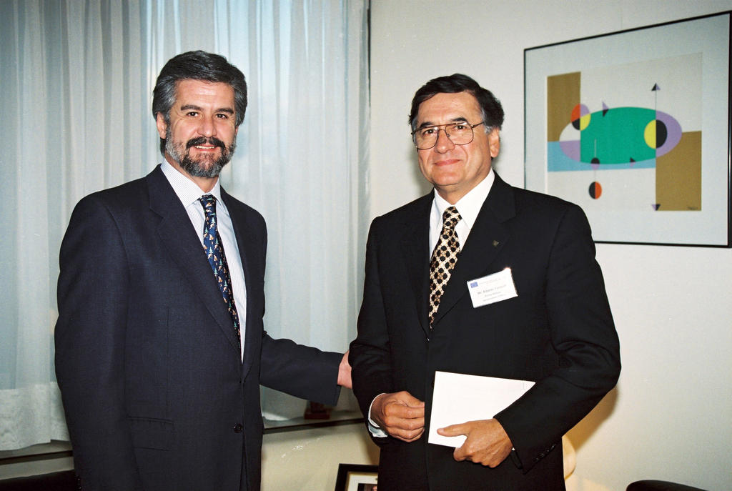 Manuel Marín González y Alberto Pandolfi Arbulú (Bruselas, 10 de noviembre de 1998)