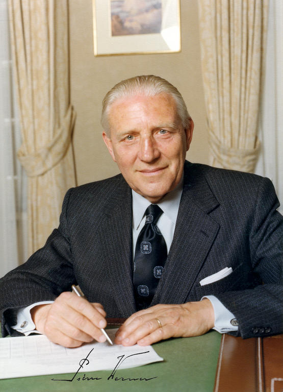 Pierre Werner à son bureau